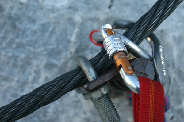 Mosquetón trepador en una cuerda de acero — Foto de Stock