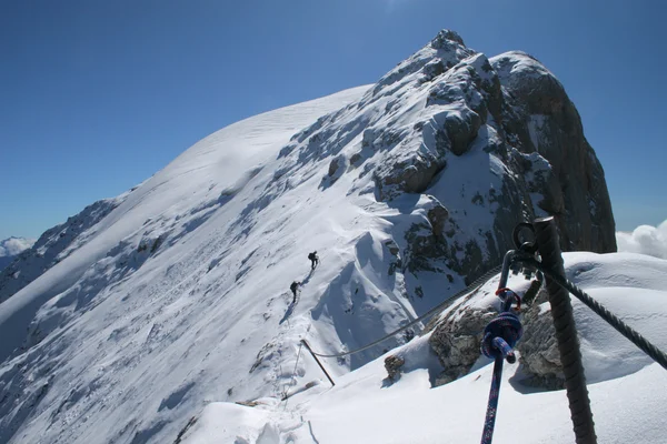 Екстремальний вид спорту - альпінізму в зимовий період — стокове фото