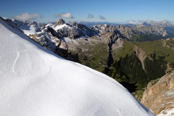 Вид на гору зі снігом на передньому плані — стокове фото