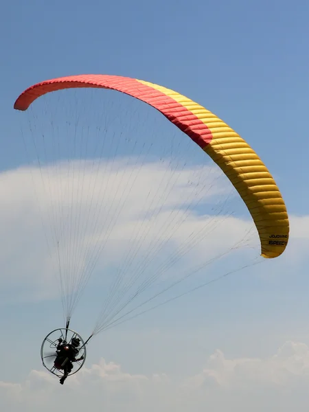 Deportes de vuelo - paracaídas de motor — Foto de Stock