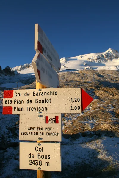 Segnaletica turistica in montagna — Foto Stock