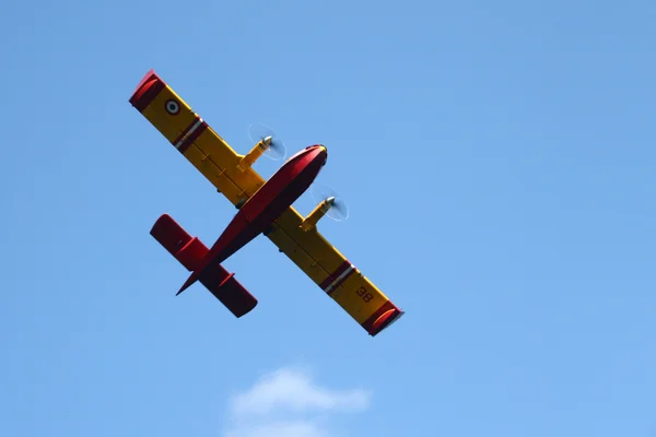 Flygplan på en blå himmel — Stockfoto