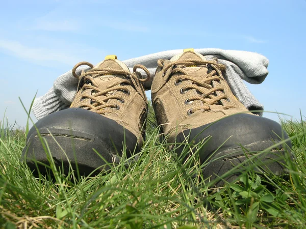 Zapatos deportivos en hierba —  Fotos de Stock