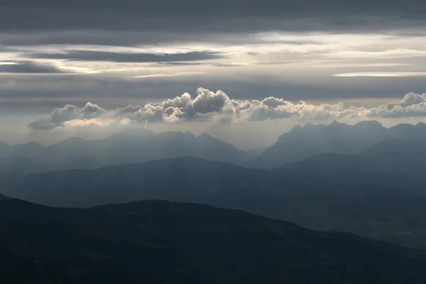 Kvällen moln i bergen — Stockfoto