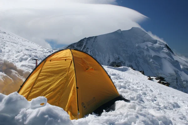 Tent in snow in high mountains — Stock Photo, Image