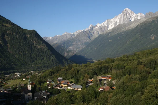 Bergtal mit Dorf — Stockfoto