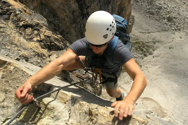 Alpinista com capacete — Fotografia de Stock
