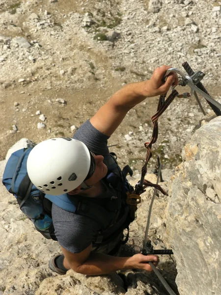 Альпинизм - альпинист со шлемом — стоковое фото