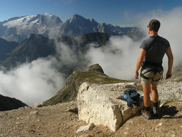 Vista montanha com alpinista — Fotografia de Stock