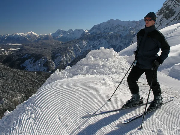 Sciatore in montagna — Foto Stock