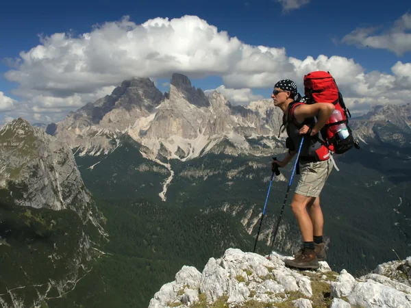 Турист с рюкзаком в горах — стоковое фото