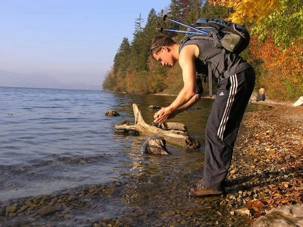 若い男は湖で彼自身を洗浄 — ストック写真