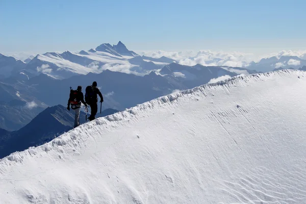 Alpinistas em altas montanhas — Fotografia de Stock