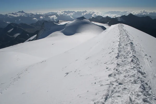 Caminho de neve em altas montanhas — Fotografia de Stock