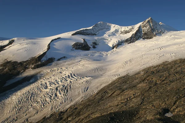山高和冰川裂缝 — 图库照片