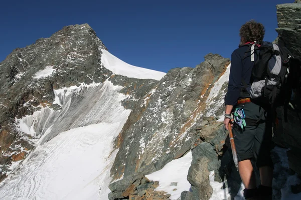 Horolezec v Alpách — Stock fotografie