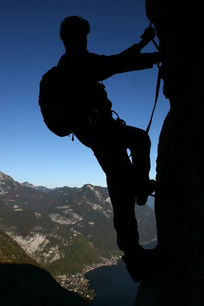 Silhouette eines Bergsteigers — Stockfoto