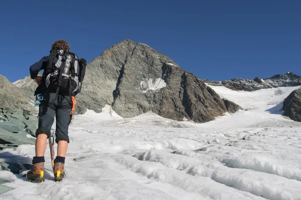 Альпинист на горном леднике — стоковое фото