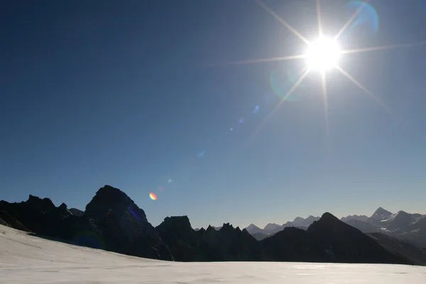 Bergblick mit Sonne — Stockfoto