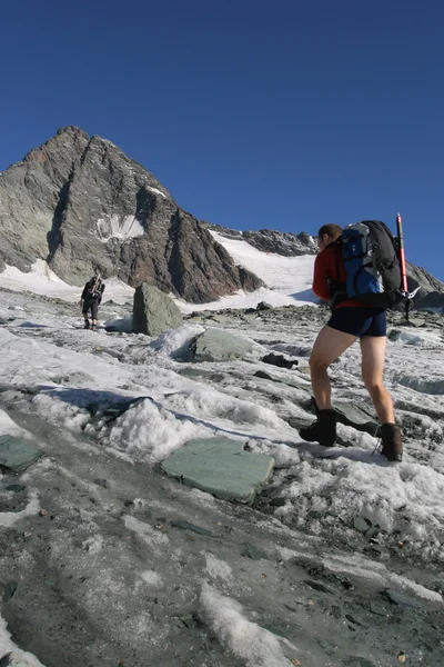 Ορειβάτης σε έναν ορεινό παγετώνα — Φωτογραφία Αρχείου