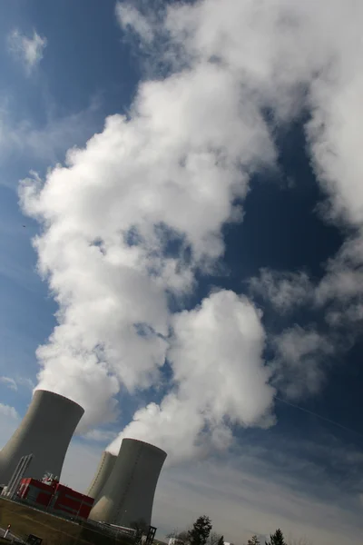 Електростанція - охолоджуючі вежі — стокове фото