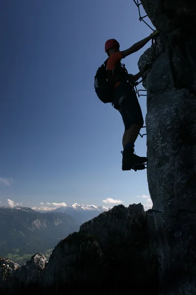 Экстремальный спорт - силуэт альпиниста — стоковое фото