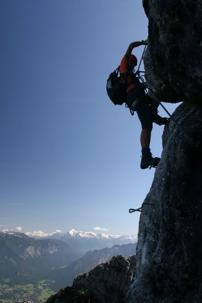 Extrem sport - silhuetten av en klättrare — Stockfoto