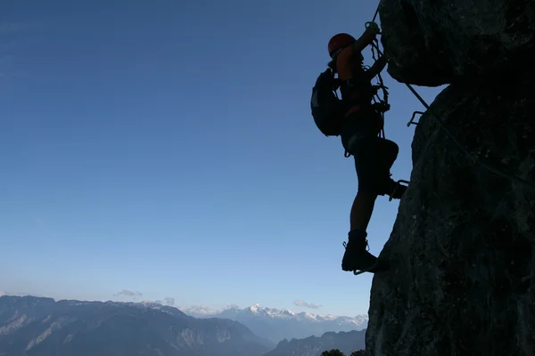 Extreme sport - silhouet van een klimmer — Stockfoto