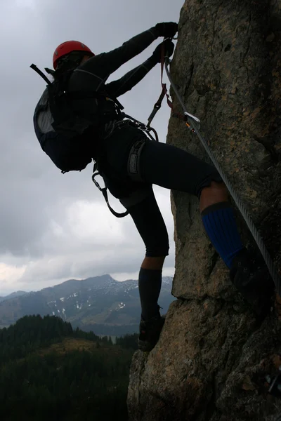 Екстремальний вид спорту силует альпініста — стокове фото