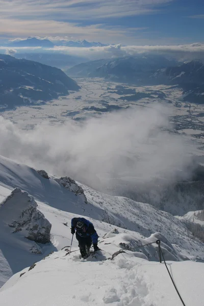 Взимку альпінізму — стокове фото