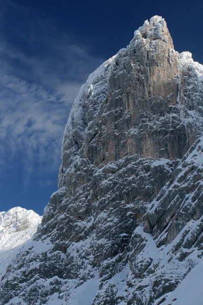 Sneeuw bedekte rotswand — Stockfoto
