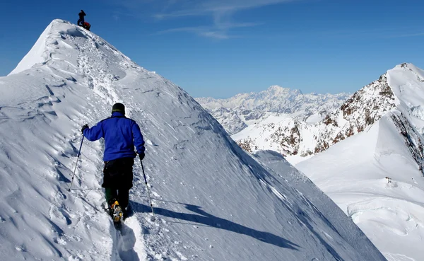 Alpinista escalada cume da montanha — Fotografia de Stock