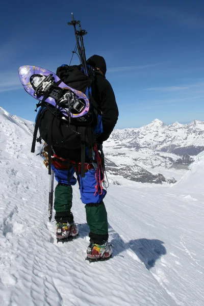 Alpinista com sapatos de neve — Fotografia de Stock