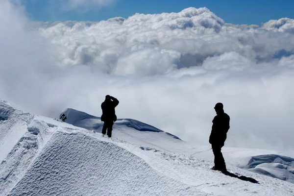 Силуэты альпинистов — стоковое фото