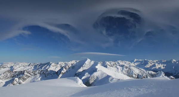 Winter mountains with magic clouds — Stock Photo, Image