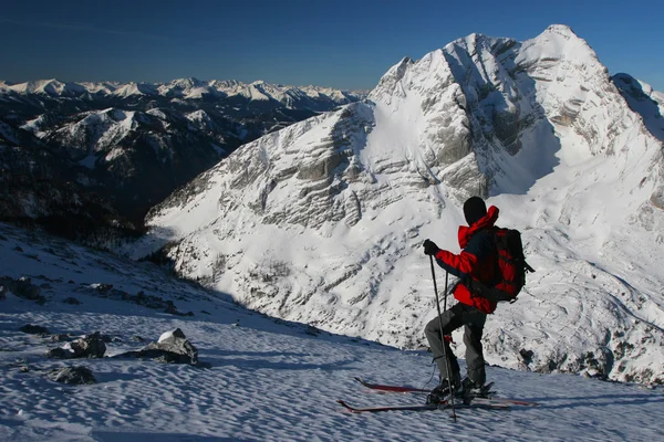 高山上的滑雪者 — 图库照片