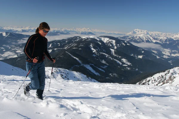 Snowshoeing nas montanhas — Fotografia de Stock