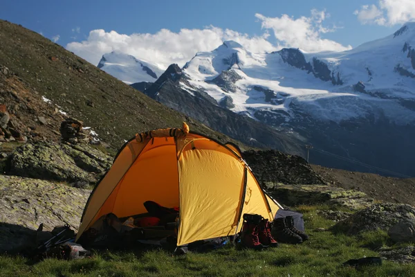 Acampar nas montanhas — Fotografia de Stock
