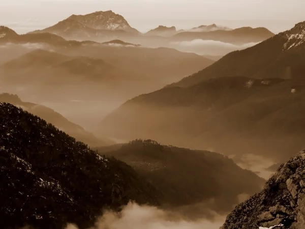 Harmoni gunung. Kabut musim gugur . — Stok Foto