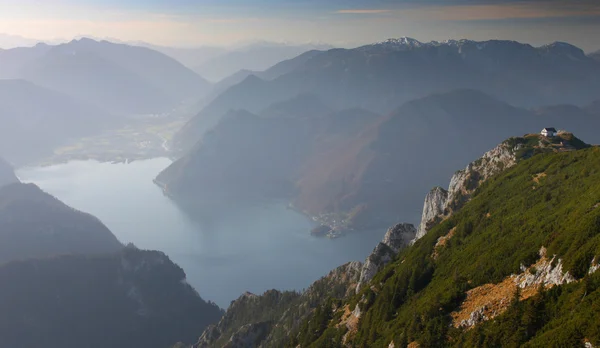 Bergblick mit See darunter — Stockfoto