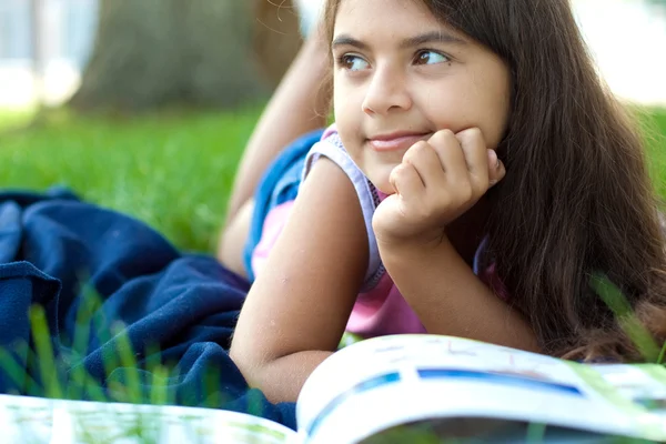 Mladá dívka čte knihu Stock Obrázky