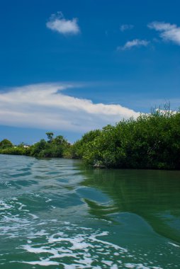 cancun üzerinde bulutlar