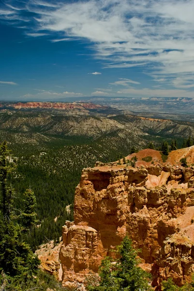 Röd klippformation i bryce canyon park — Stockfoto