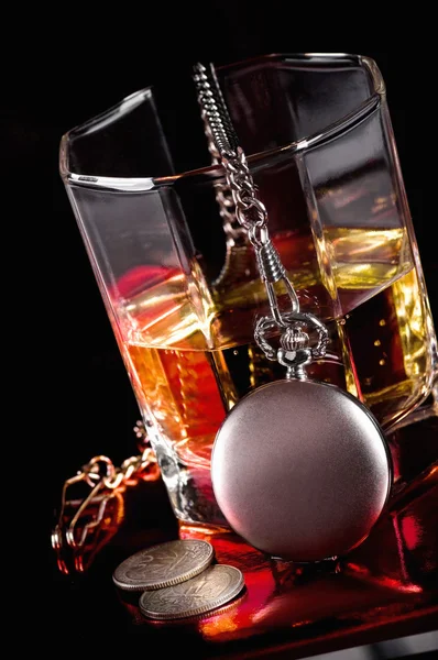 bir bardak viski ile natürmort