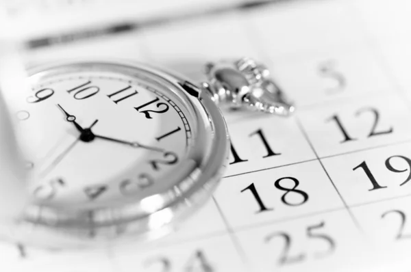 Кишеньковий годинник і календар — стокове фото