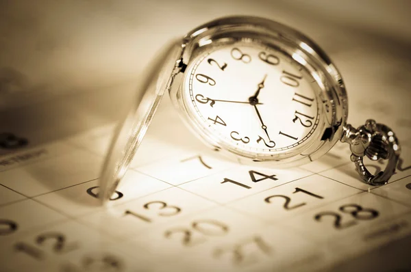 Relógio de bolso e calendário — Fotografia de Stock