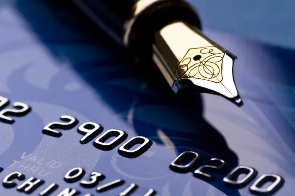 Cartão de crédito e caneta de tinta — Fotografia de Stock
