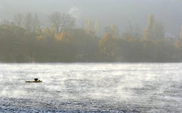Ранкова річка - самотній рибалка — стокове фото