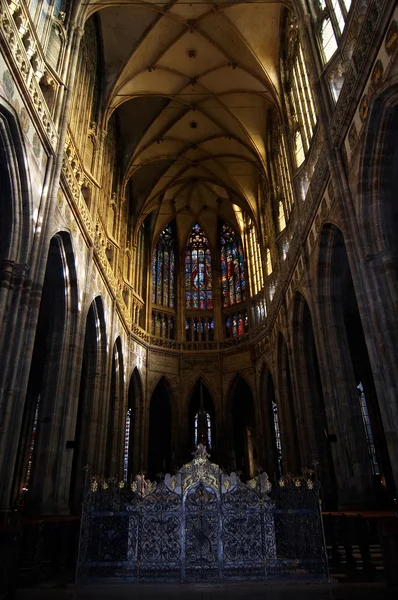 Corredor médio da catedral de São Vito — Fotografia de Stock