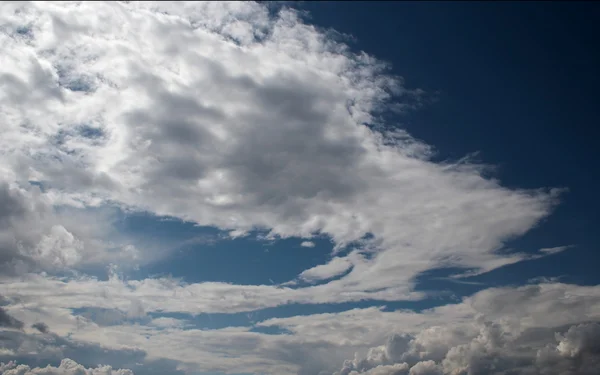 Πλωτή σύννεφα — Φωτογραφία Αρχείου